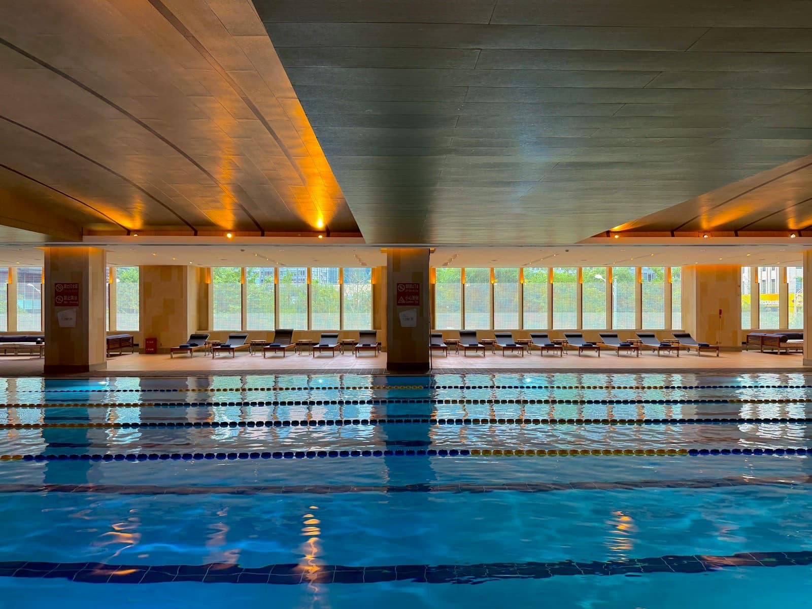 Piscina cubierta con calles