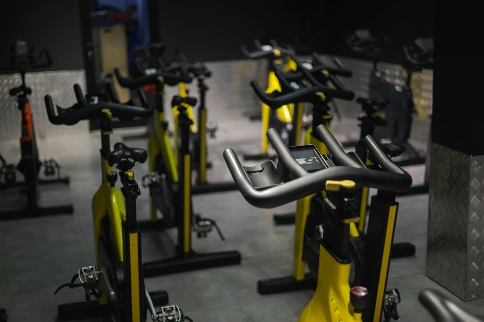 Fila de bicicletas de spinning