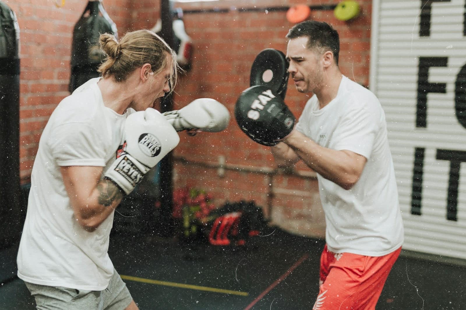 Dos personas haciendo sparring con manoplas